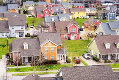 Franklin Farm is a well-established community in Western Fairfax County. It offers pools, walking trails, tennis and pickleball courts, fishing ponds, and an active homeowner foundation